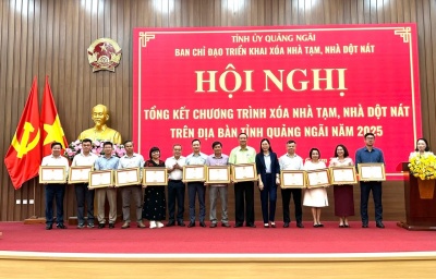 BỆNH VIỆN SẢN – NHI NHẬN BẰNG KHEN CỦA CHỦ TỊCH UBND TỈNH QUẢNG NGÃI